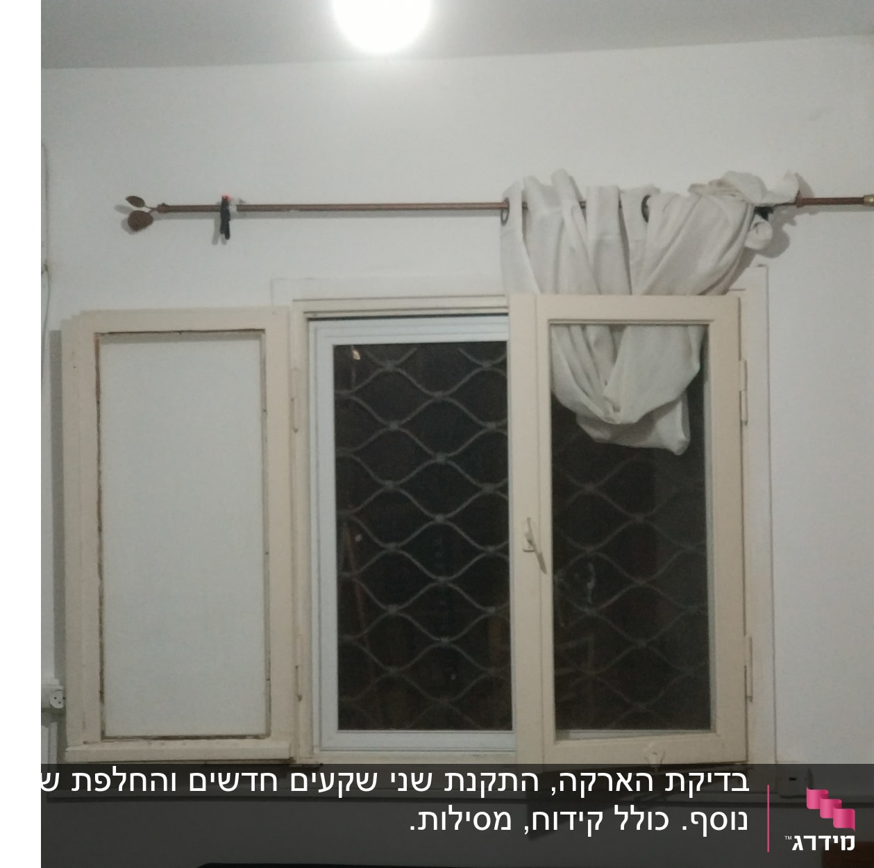 שקע חשמל ליד חלון עם מזגן על הקיר